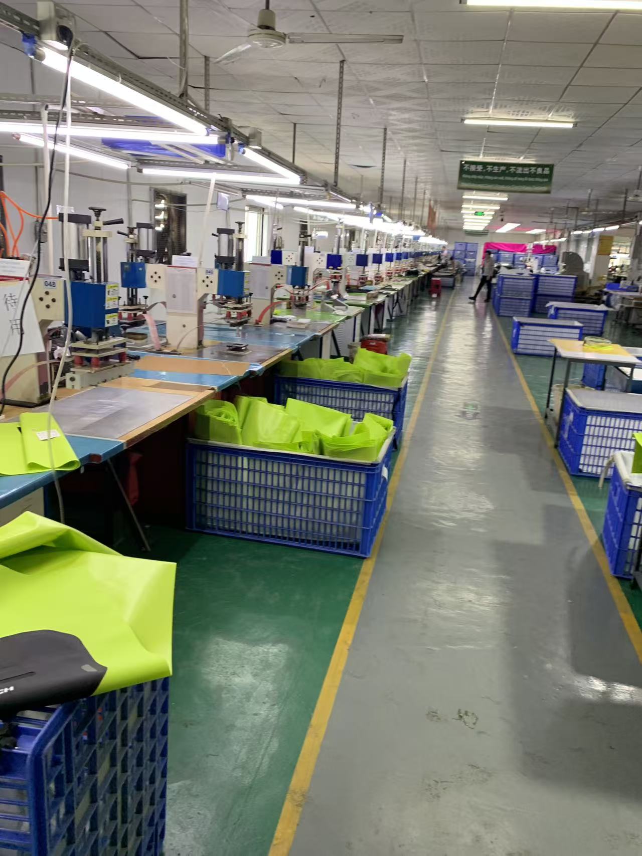 Tootmiskäigu sees: kuidas ehitatakse Sealockis Hi-Vis veekindel mootorrattakott